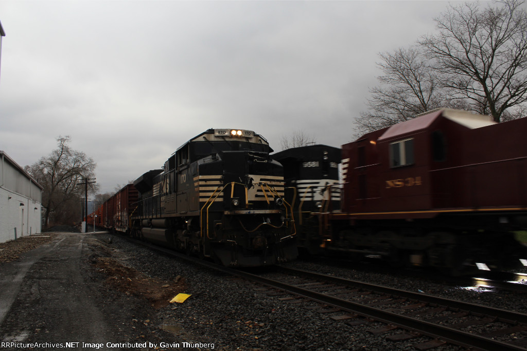 NS 1170 after a tree strike meeting the GEO train